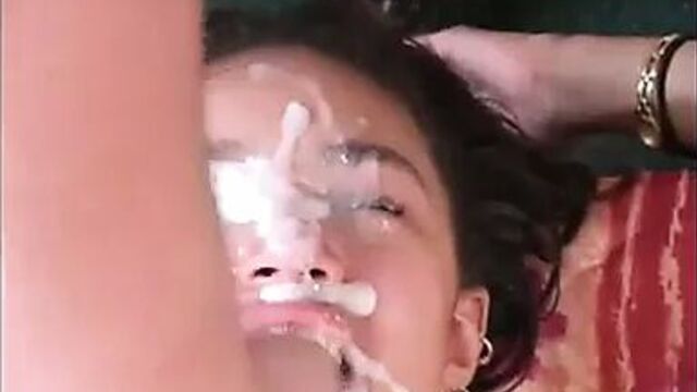 Симпатичная черная девушка покрытая спермой