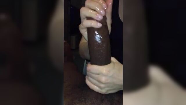 Белая девушка дрочит на толстый большой черный член в видео от первого лица