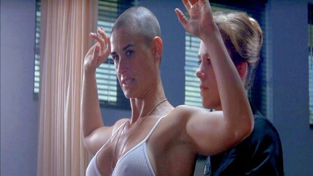 Грудастые знаменитости - обнаженная Demi Moore в душе