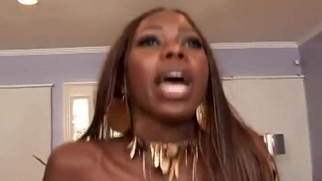 Шоколадную задницу трахнули двойным проникновением