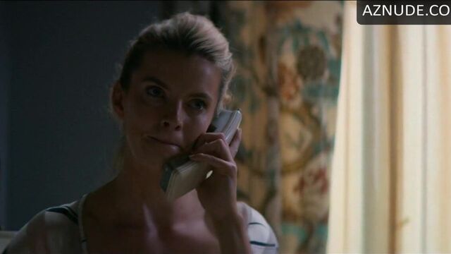 Betty Gilpin в белых плотных атласных трусиках