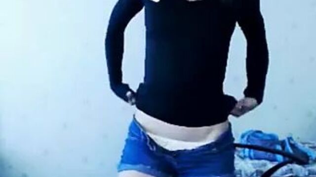 Азербайджанская кукла для траха Бахар Набиева показывает свою горячую попку и сиськи