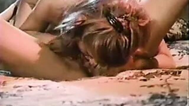 Возбужденные волосатые лесбиянки занимаются пирожком