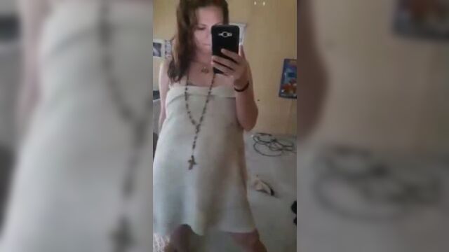 Горячая белая телочка показывает свое тело на перископе