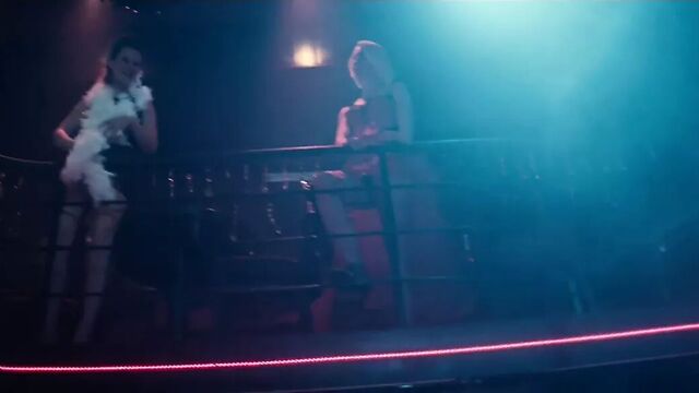 Доминика Зеленикова обнаженная в маленьком перышке (2016)