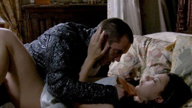 Горячие сиськи Natalie Dormer в сексуальной сцене от Тюдоров