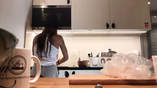 Камера перед камерой, без трусиков, брюнетка на кухне в любительском видео