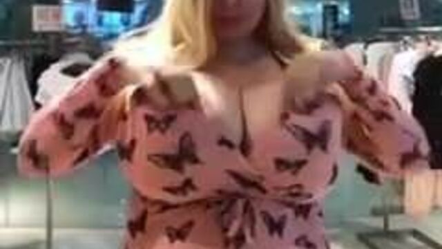 Трясет огромными сиськами (без обнажения)