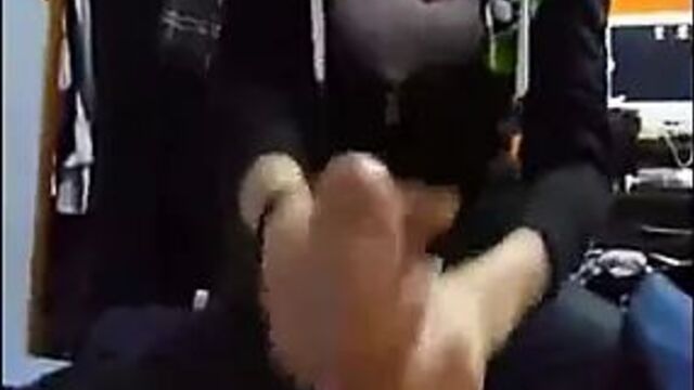 Крошка из колледжа дрочит своей соседке по комнате