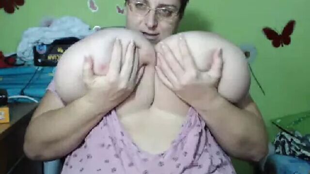 Толстушка играет с ее огромными сиськами и большим клитором
