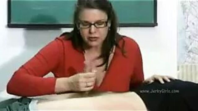 Милфа дрочит