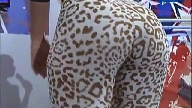 Горячая доминиканская девушка в леггинсах