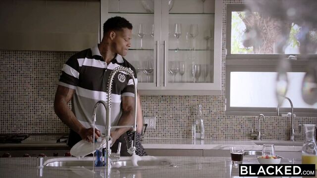 BLACKED она трахает только чернокожих мужчин