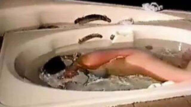 Секс в ванной под водой