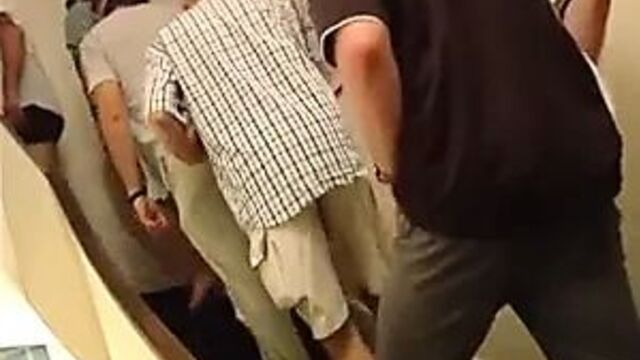 Зрелая делает гэнгбэнг со спермой на тело