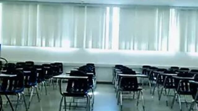 Обнаженная в классе в любительском видео