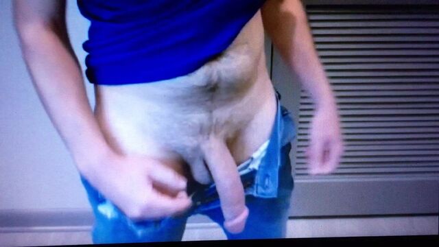 Мужик-коммандос без нижнего белья в джинсах с огромным членом с выпуклостью