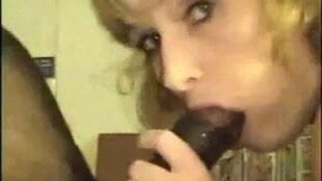 Белая женщина сосет черный хуй