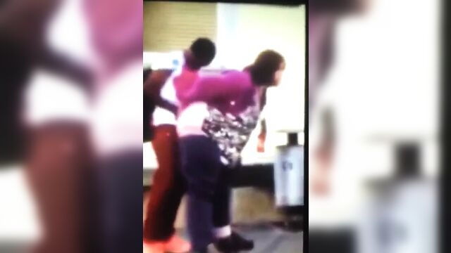 Застукали за трахом толстушку на публике