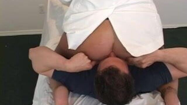 Пациентку с плохим ртом удушили ягодицы доктора