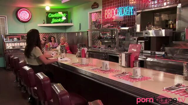 Крошки получают сперму на большие сиськи и в рот