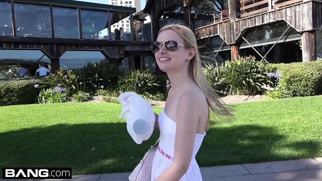 Kennedy Kressler наклоняется для большого члена и большого пальца в ее заднице