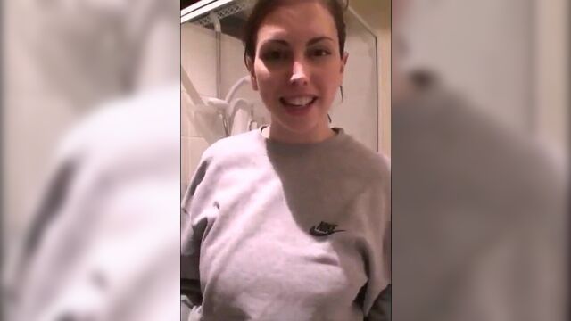 Louisa May раздевается