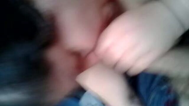 Сосет хуй в любительском видео