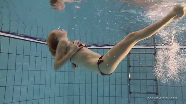 Настя наслаждается обнаженной на публике