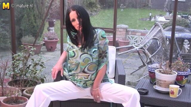 Старая британская бабушка получает свою киску полностью мокрой