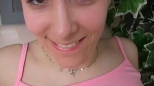 Грудастая тинка Kelly мастурбирует игрушкой