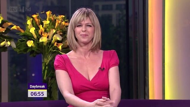 Kate Garraway, платье с низким вырезом и декольте