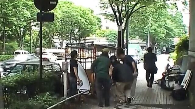 Японскую Av Star с субтитрами раздели обнаженной на публике