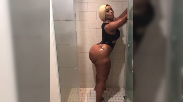 Thickyminaj в душе