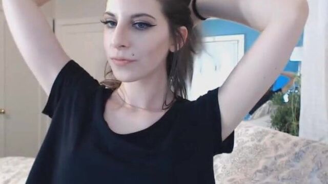 Горячая брюнетка и ее розовая киска