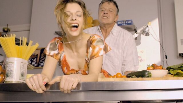 Жесткий секс Suzan Anbeh сзади в странном театре