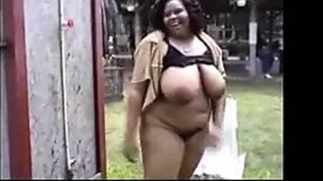 Милфы светят на публике в любительском видео