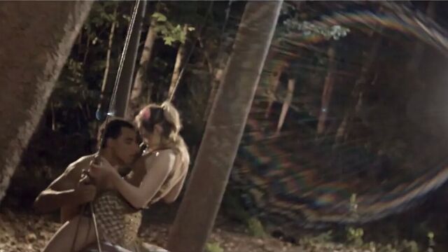 Знаменитость Louisa Krause глотает и трахается на публике