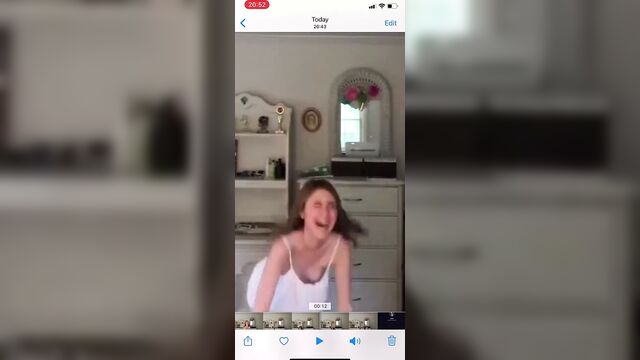 Крошка Tiktok показывает сиськи в блузке, упс