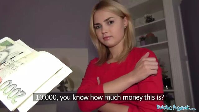 Публичный агент, горячая блондинка получает полный рот спермы