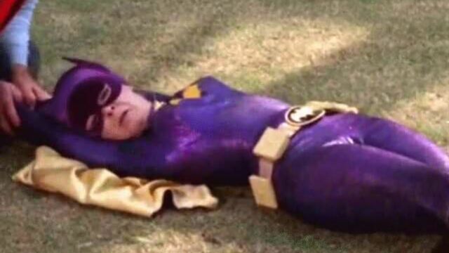 Batgirl - Бондаж кошачьих усов