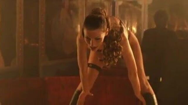 Yasmina Filali раздевается 1