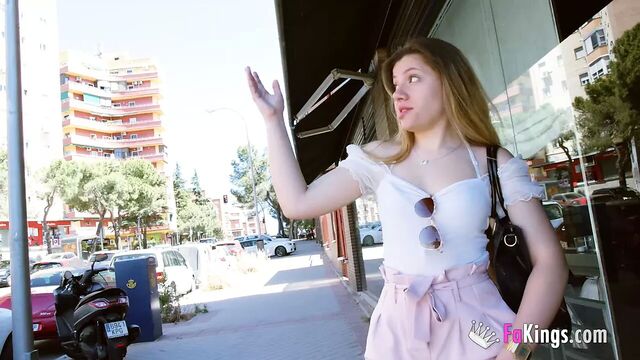 18-летняя будущая адвокат использует порно, чтобы заплатить за обучение