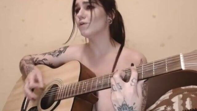 Грудастая обнаженная девушка с большими ареолами играет для подлости перед камерой