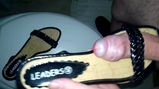 Сперма на обуви незнакомца 18 # 2 камшоты !!!