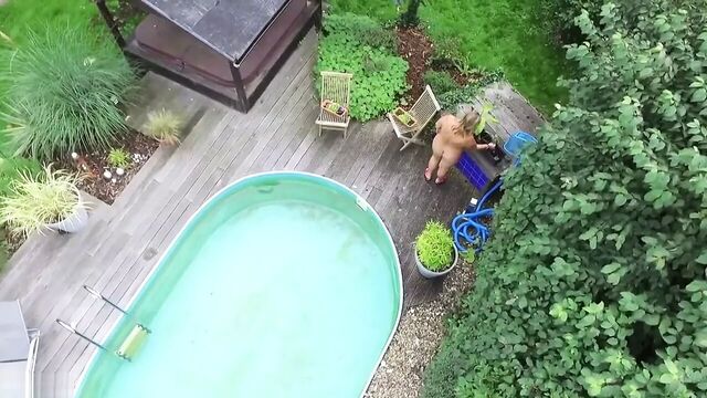 Моя мачеха-нудистка в нашем саду