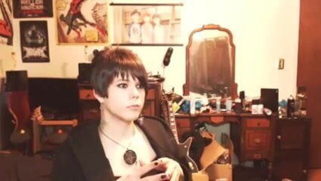 Коротко стриженная милашка