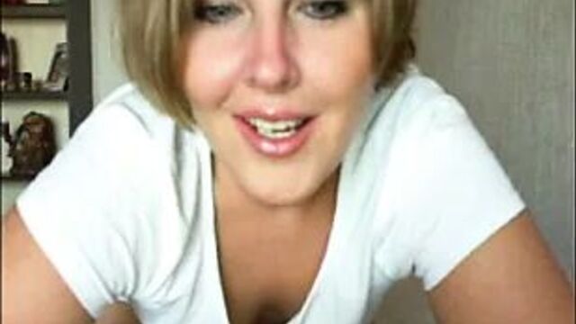 Сексуальная милфа соблазняет футболкой