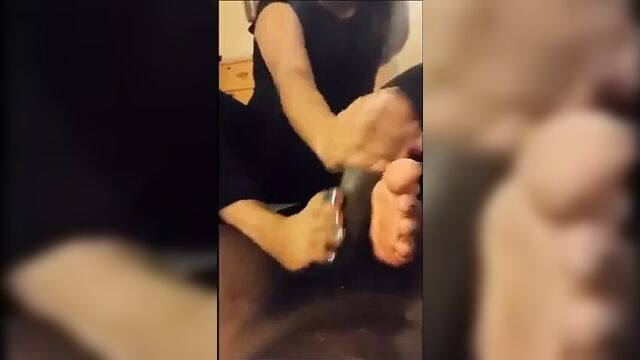 Индийская дрочка ногами