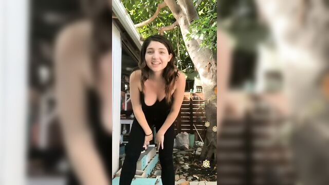 Симпатичная девушка имеет соски